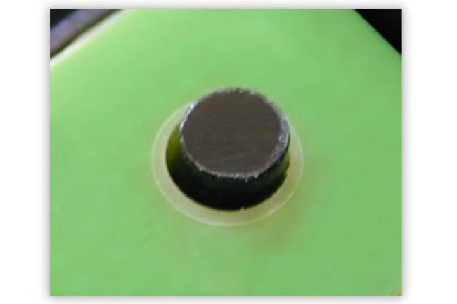 Effiziente Fixierung von Leiterplatten durch Heißverstemmung in Kunststoffgehäusen.