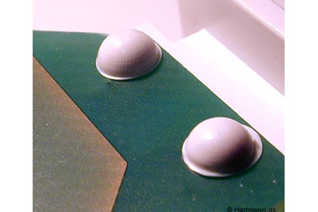 Design und Fixierung von POM-Pins zur Befestigung eines Kunststoffelements auf einer Leiterplatte.