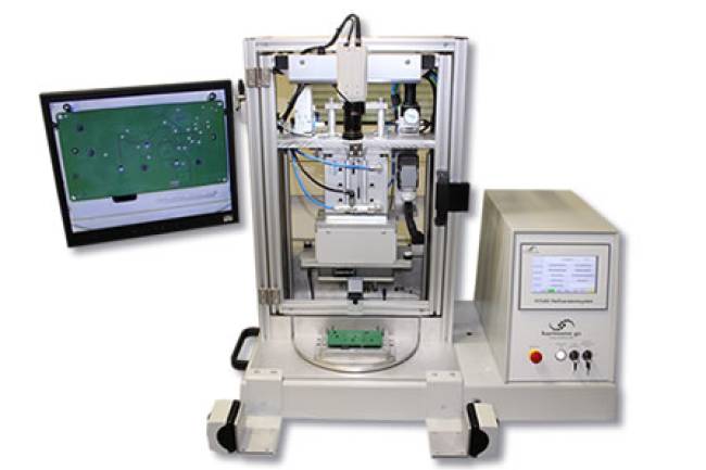 Modulares Heißverstemmsystem als Tischgerät mit umfassender Prozessüberwachung.